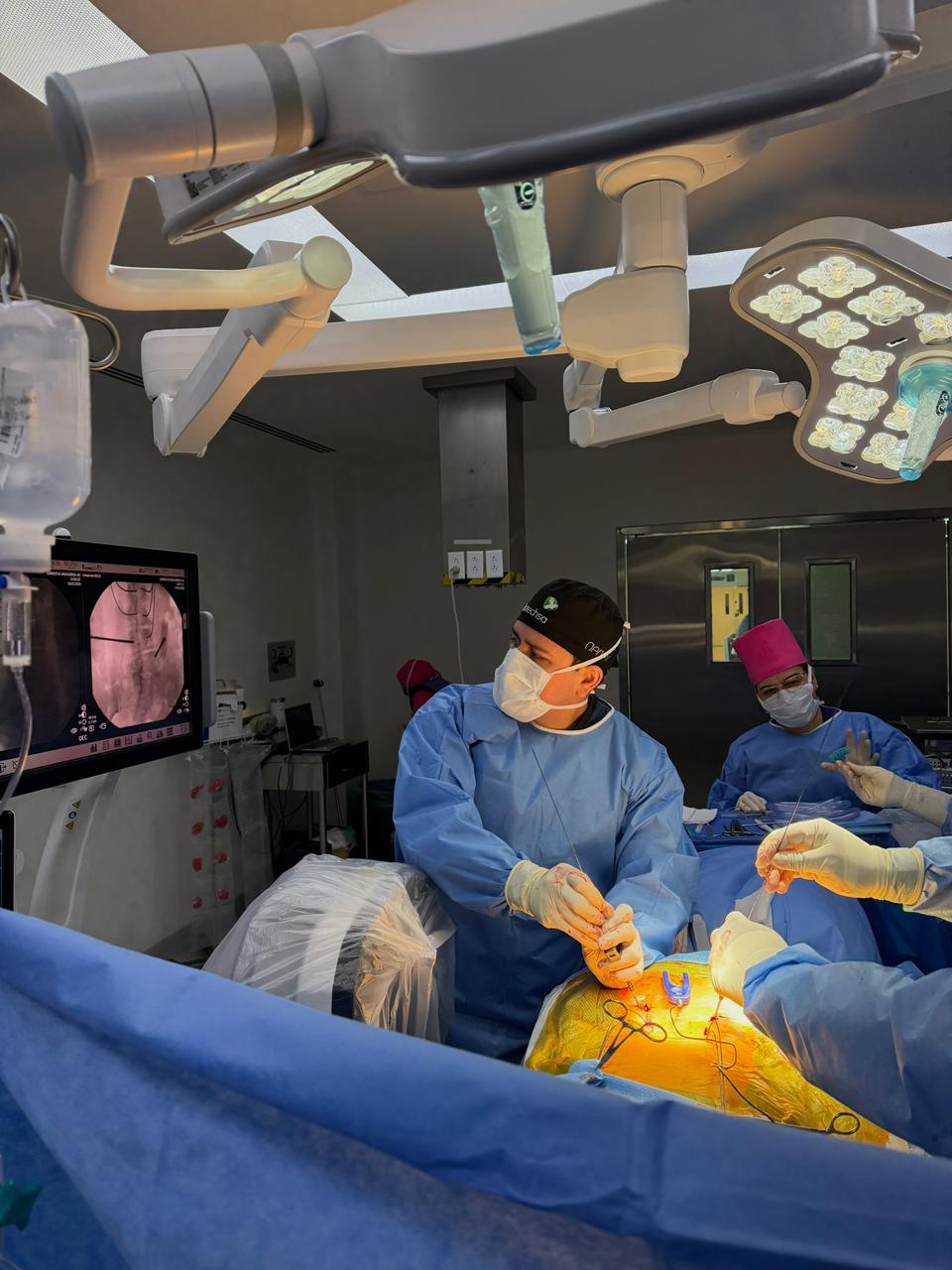 Doctor mostrando modelo de disco